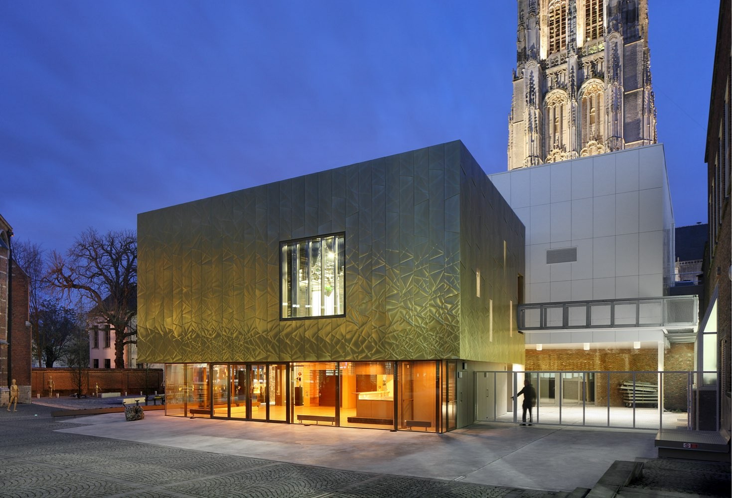 mechelen_moon_art_centre_evening_view_of_front_of_the_building_nordic_copper