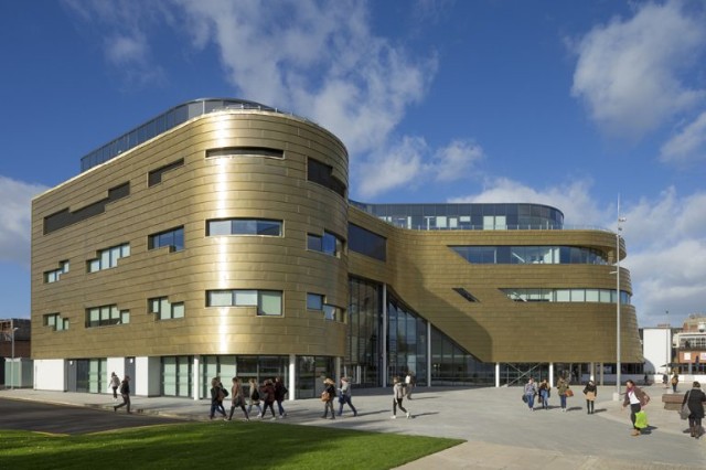 middlesbrough_curve_building_frontyard_nordic_copper_walls-768x512
