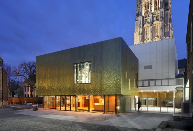 mechelen_moon_art_centre_evening_view_of_front_of_the_building_nordic_copper